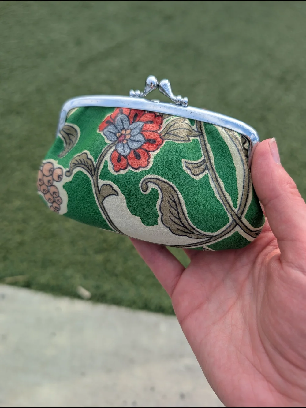 Vintage-Inspired Floral Kiss-Lock Coin Purse